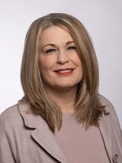 Corporate partner of TUM mgt: Women in her 40s with mid long blond hair - portrait picture