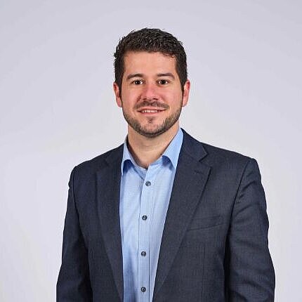 Portrait of men with dark hair and shirt - Prof. dr. David Finken