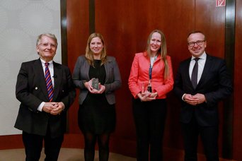 from left to right: Prof. Ralf Reichwald, Katinka Kleinheinz who accepted the award on behalf of Sabrina Huber, Tanya Göttinger, and Prof. Dr. Gunther Friedl.